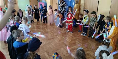 Powiększ grafikę: bal-karnawalowy-foto-edycja-669495.jpg