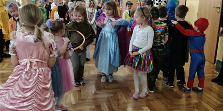 Powiększ grafikę: bal-karnawalowy-foto-edycja-669504.jpg