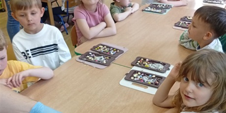 Powiększ grafikę: Dzieci czekają na swoją kolej