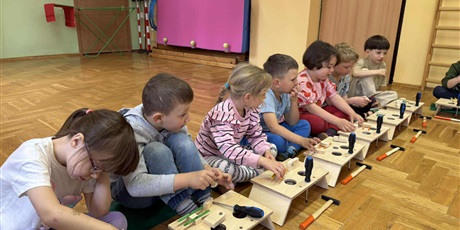 Powiększ grafikę: Motylki pracują pod kierunkiem instruktora