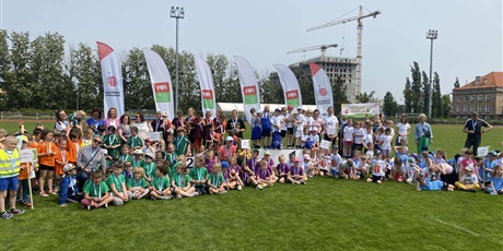 Powiększ grafikę: Przedszkolaki pozują do wspólnego zdjęcia