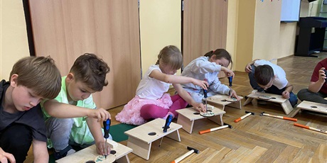 Powiększ grafikę: Mrówki dzielnie realizują zadanie