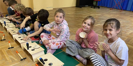 Powiększ grafikę: Dziewczynki chwalą się wykonaną pracą