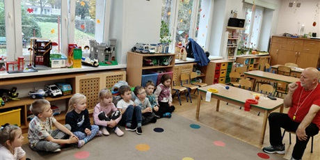 Powiększ grafikę: Ratownik opowiada dzieciom o bezpieczeństwie na plaży