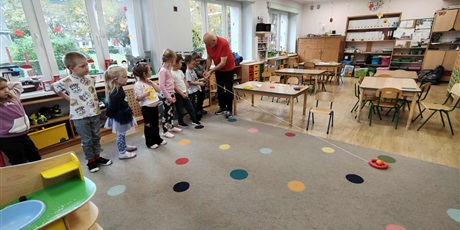 Powiększ grafikę: Dzieci uważnie słuchająinstrukcji ratowania z wody