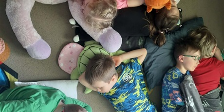 Powiększ grafikę: dzien-spiocha-680114.jpg