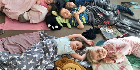 Powiększ grafikę: dzien-spiocha-680116.jpg