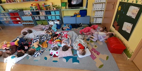 Powiększ grafikę: dzien-spiocha-680170.jpg