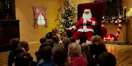 Powiększ grafikę: Dzieci uważnie słuchają św. Mikołaja