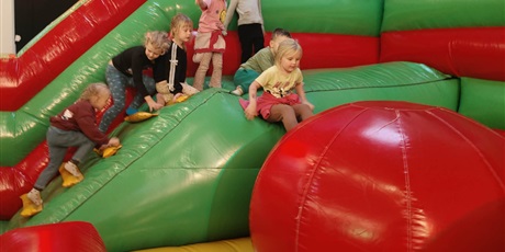 Powiększ grafikę: Dzieci wspinają się na dmuchańcu