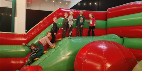 Powiększ grafikę: Dzieci czekają na swoją kolej zabawy