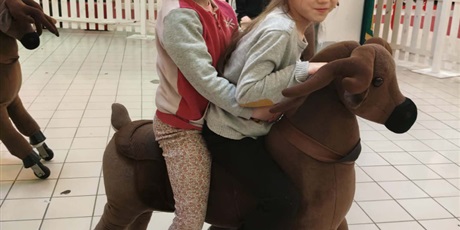 Powiększ grafikę: Amazonki ćwiczą jazdę na reniferze