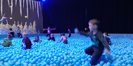 Powiększ grafikę: Dzieci bawią się w basenie