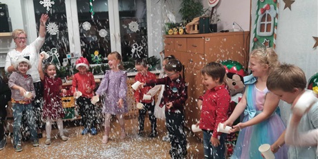 Powiększ grafikę: jaselka-i-swiateczne-spotkania-666730.jpg