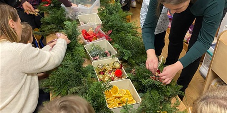 Powiększ grafikę: jaselka-i-swiateczne-spotkania-666743.jpg