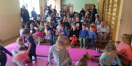 Powiększ grafikę: Goście schodzą się na konkurs