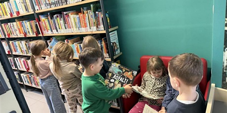 Powiększ grafikę: motylki-w-bibliotece-na-strzyzy-681132.jpg