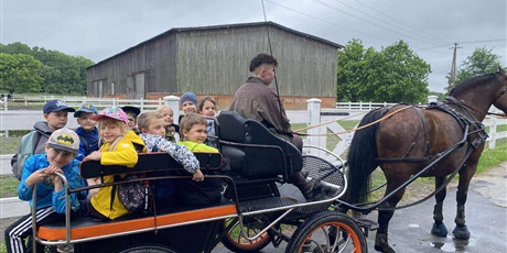 Powiększ grafikę: Zadowolone dzieci jadą bryczką