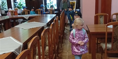 Powiększ grafikę: Pszczółki zwiedzają pałac