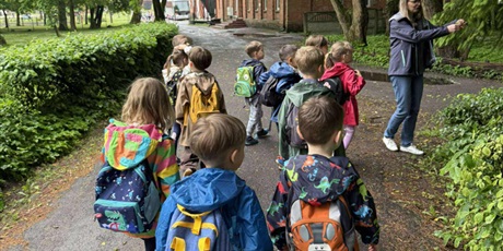 Powiększ grafikę: Dzieci słuchają informacji o "cytrynowym" drzewie - daglezji