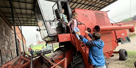 Powiększ grafikę: Motylki nie boją sięwchodzić do wieeeelkiego kombajnu