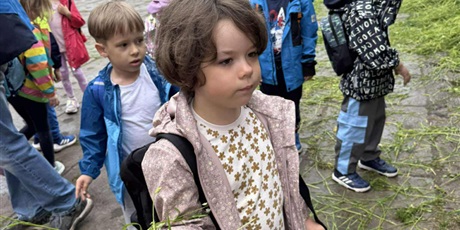 Powiększ grafikę: Dziec uważnie słuchają opowieści